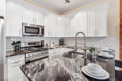 Upscale Shadyside Double King Suite, Private entrance with front porch
