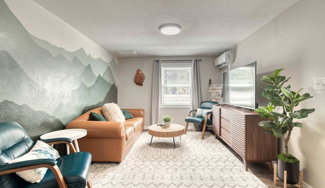 Uptown 2 bedroom flat near Train Depot
