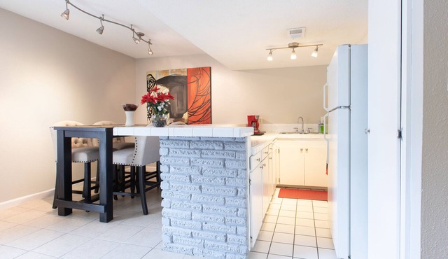 Urban 2BR Apartment In The Heart Of The Heights