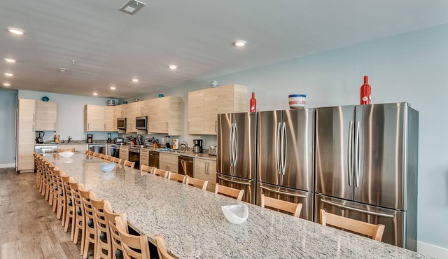 VACATION DESTINATION SLEEPS 50 EXCLUSIVE AMENETIES LARGE POOL+SPA/50 FT to SAND