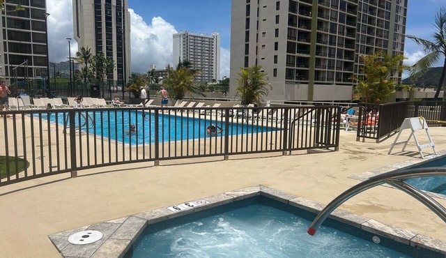 Waikiki Banyan 1909 Amazing Views and Just Steps to the Beach