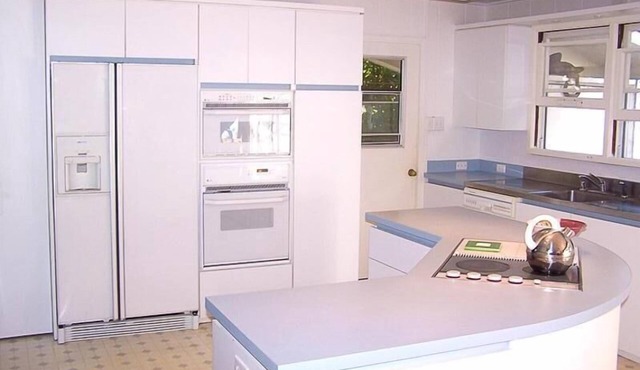 Waimanalo Beach Family Home, 2 Bed, 2 Bath, Steps to Beach