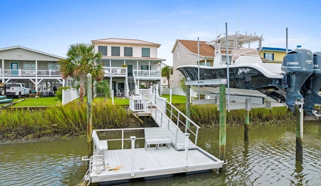 Walk to Beach, Restaurants and Park! Dock your Boat! Views and Sunsets!