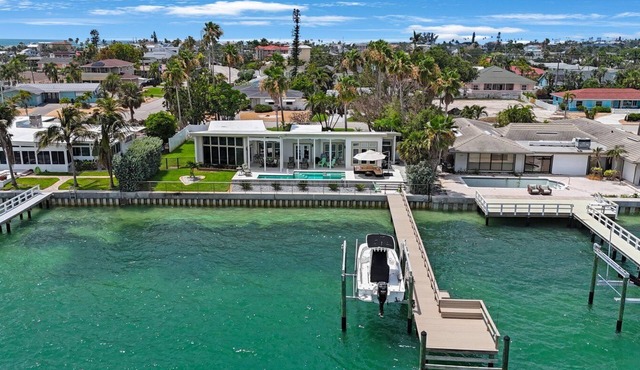 Walk to beach, waterfront private pool, extra sleeping space