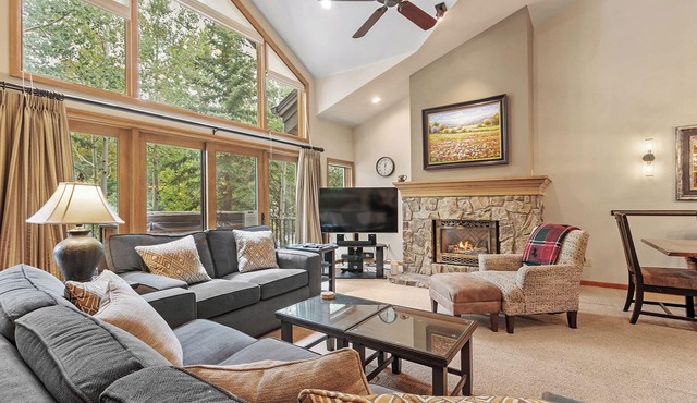 Walk to downtown Breckenridge, private hot tub!