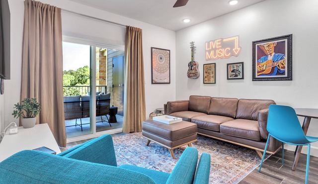 Walk to Gruene-Guadalupe Riverfront-River Access-Stylish Texas Music Retreat