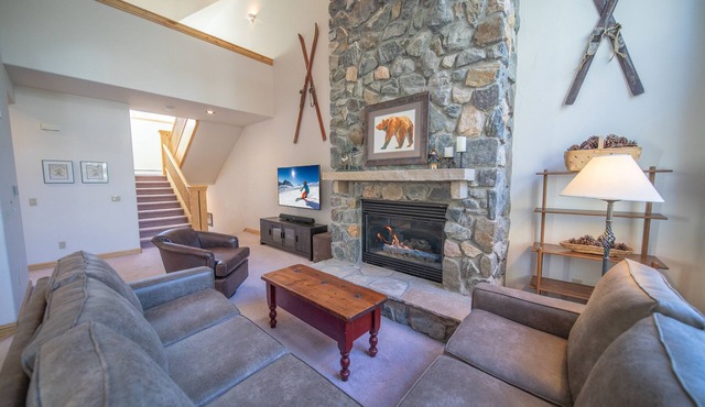 Walk to ski slopes! Private hot tub and garage!