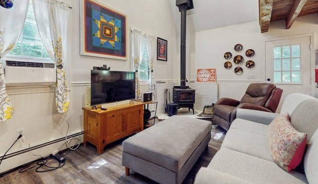 Walk-to-village end-unit condo, mountain views, large deck, woodstove, bbq, a/c