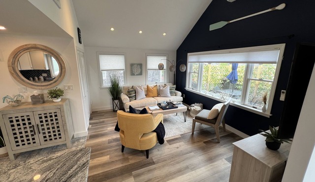 Walking-distance to town, shops, restaurants & ferry!