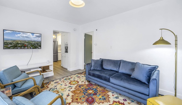 Walking distance downtown, pier, Vinoy park, many cafes/shops. Short & long term
