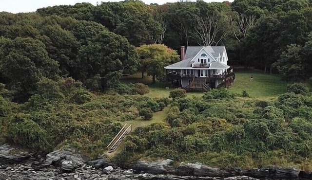 Waterfront, beautiful home, breathless sunsets on Prudence Island