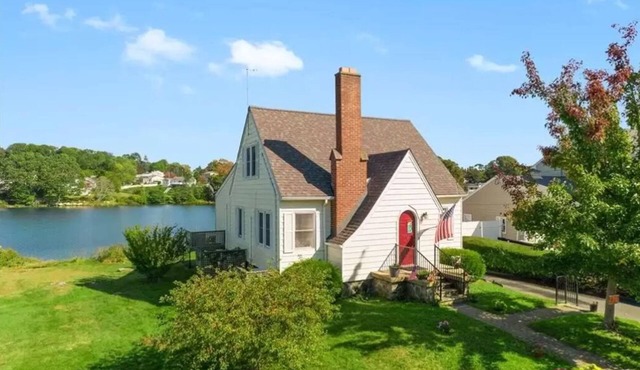 Waterfront Cottage within walking distance to the Beach. A dog-friendly property