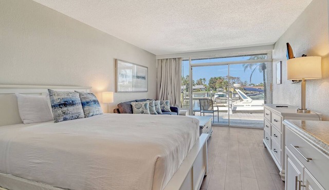 Waterfront Hotel Room, Huge Pool, Tiki Bar, Close to Beaches & Great Food!