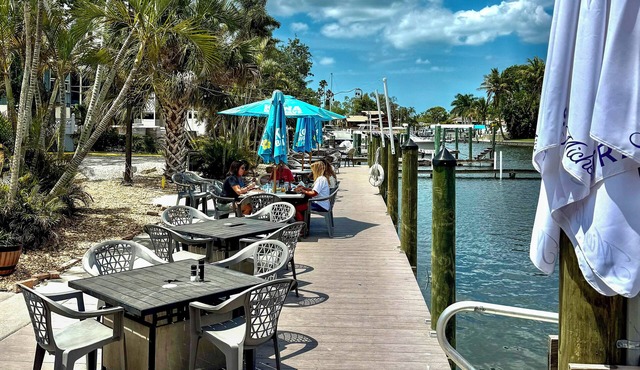 Waterfront Luxury Remodeled Studio! Pool Tiki Bar