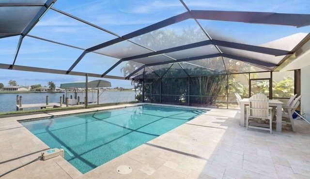 Waterfront Oasis: 2 Docks, Pool & Free Waterpark!