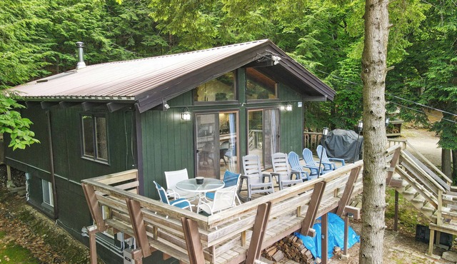 Welcoming Chalet Close to the Beach, Pet Friendly, Fire Pit, 2 Person Kayak