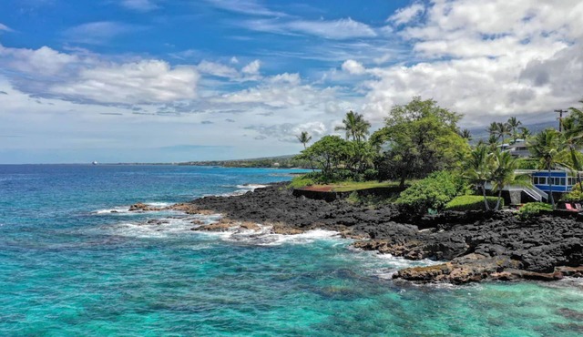 Wonderful Kona oceanfront 6 bedrooms for 14!