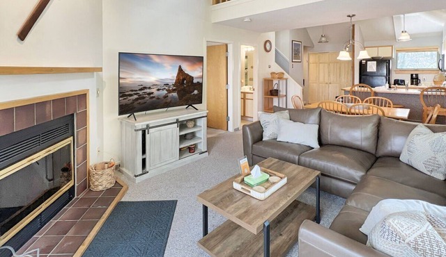 Woods Resort Village 10 Cozy Killington Escape –1BR + Loft, Fireplace, Pool & Hot Tub Access