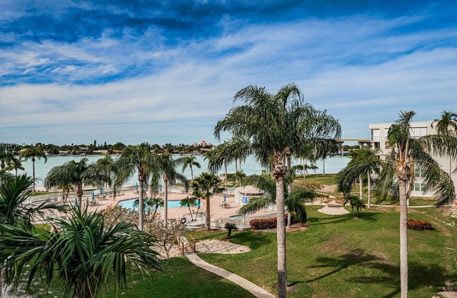 Bahia Vista 'Palm Trees and an Ocean Breeze'