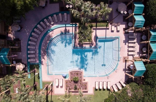 Friends and Family Getaway! Two Lovely 2BR Apartments, Pools, Parking, Shuttle