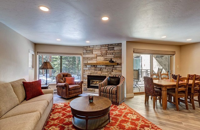 Great location, Sleeps 6, Walk to lifts/downtown, Garage parking!