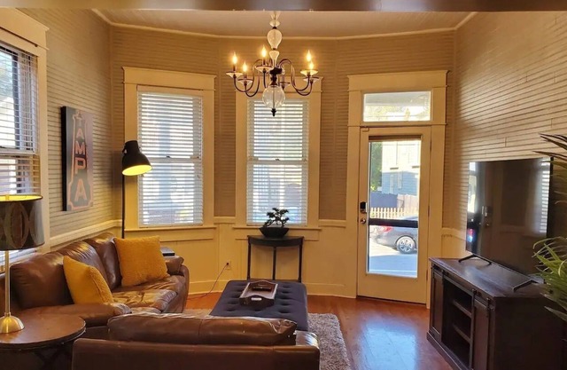 Historic Ybor City Bungalow ... Close to everything!!!