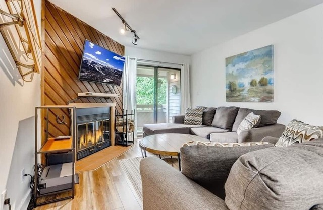 Lovely 2 BDR Condo - Close to Skiing & Main St!