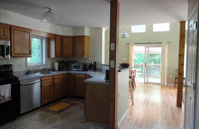 "On the hill" Walk to Downtown Gb and Lake! Booking year round!!