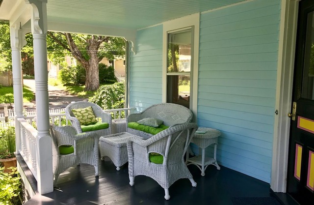 Wonderful Victorian on The Hill- walk to GB and Lake Mansfield!