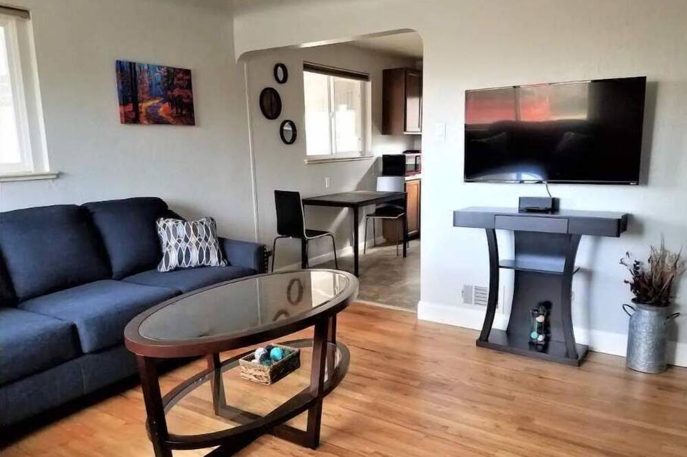 Jefferson Park House | Sleeps 6, Near MileHigh/PepsiCntr, A/C, Parking