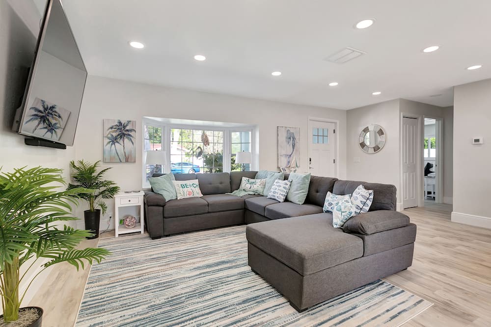 Photo of Livingroom in Harbor Hills