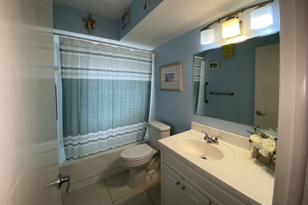 Photo of Bathroom in Anona