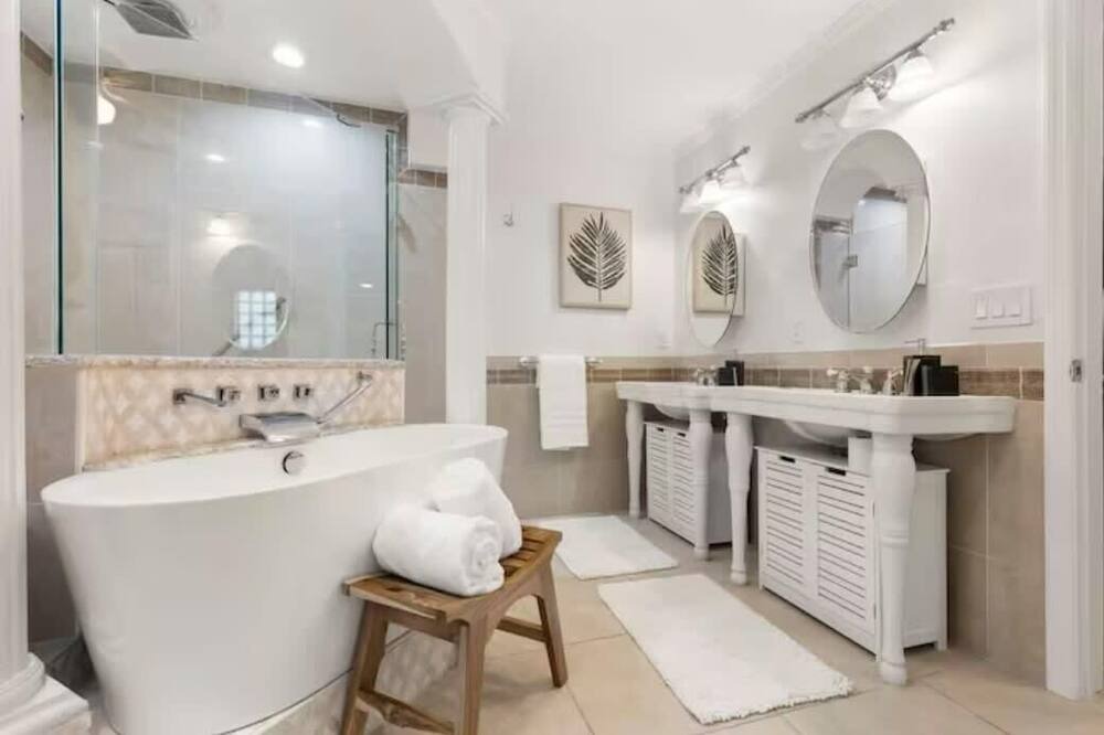 Photo of Bathroom in Anona