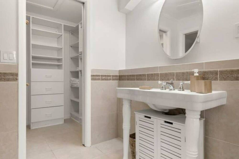 Photo of Bathroom in Anona
