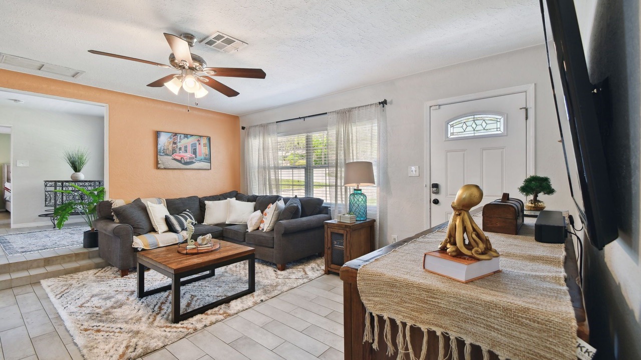 Photo of Livingroom in Harbor Hills