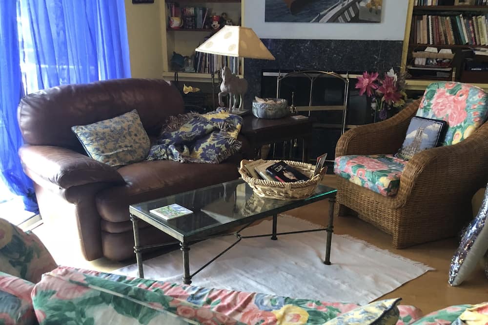 Photo of Livingroom in Capri Isle
