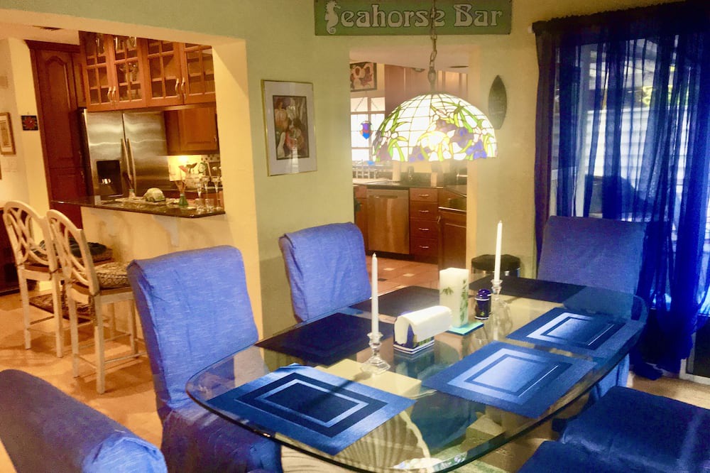 Photo of Livingroom in Capri Isle
