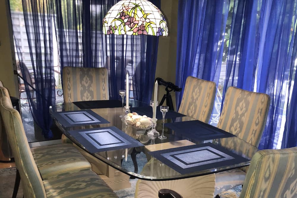 Photo of Livingroom in Capri Isle