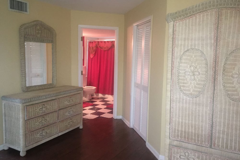 Photo of Bedroom in Capri Isle