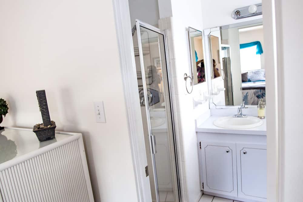 Photo of Bathroom in South Gate Ridge