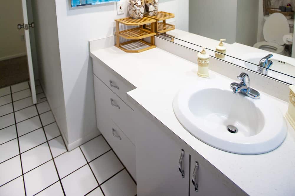 Photo of Bathroom in South Gate Ridge