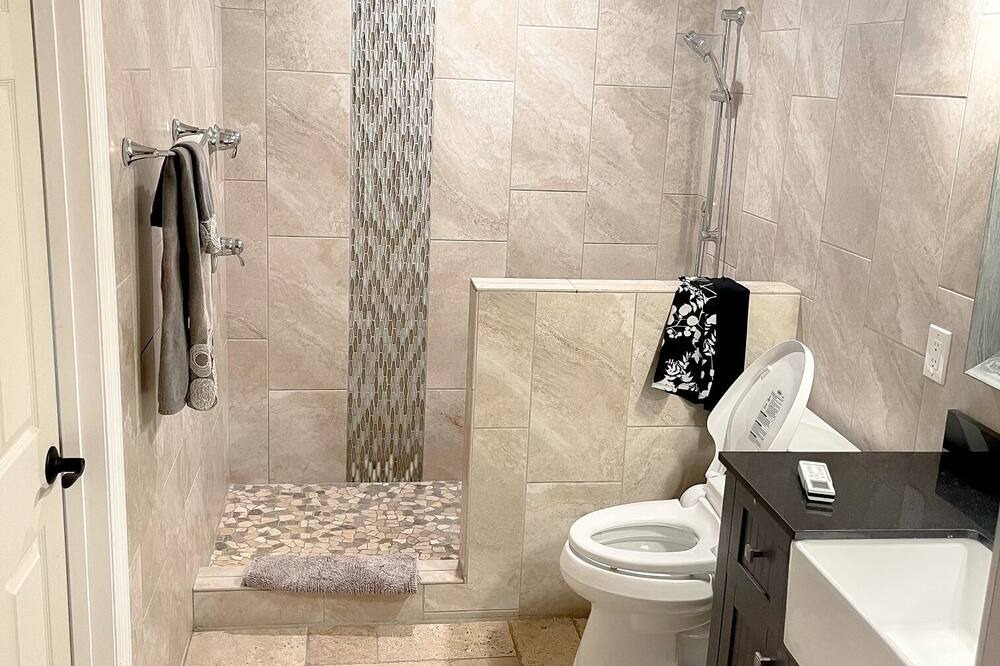 Photo of Bathroom in South Gate Ridge