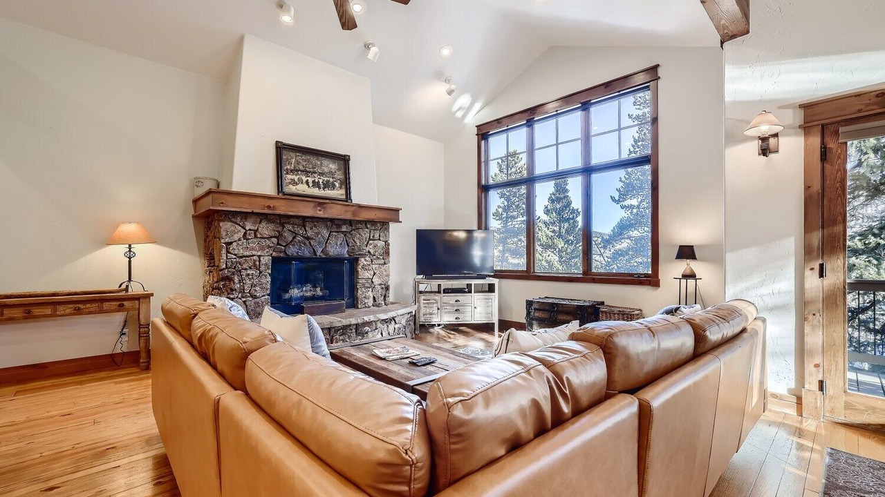 Photo of Livingroom in Peak 8