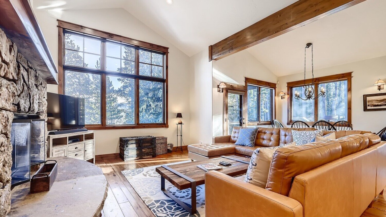 Photo of Livingroom in Peak 8