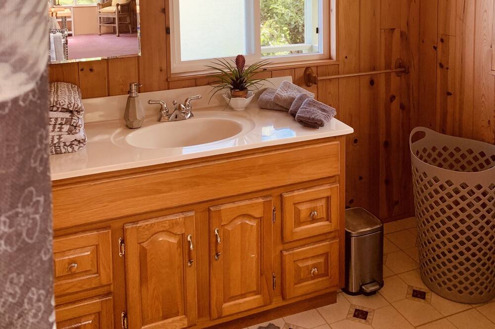 Photo of Bathroom in Kealakekua
