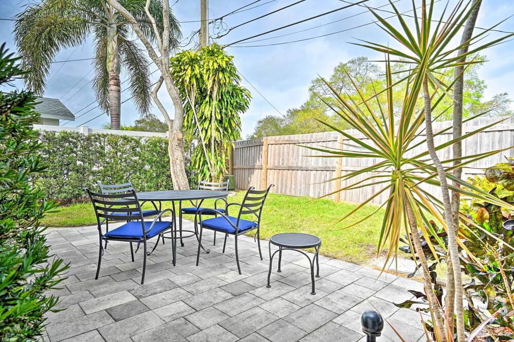 Photo of Outdoor in Harbor Hills