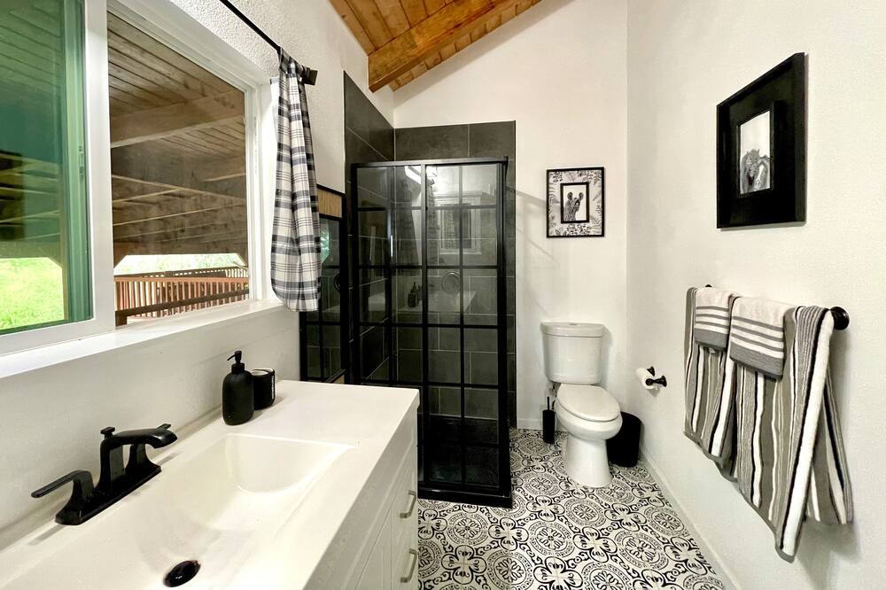 Photo of Bathroom in Naalehu