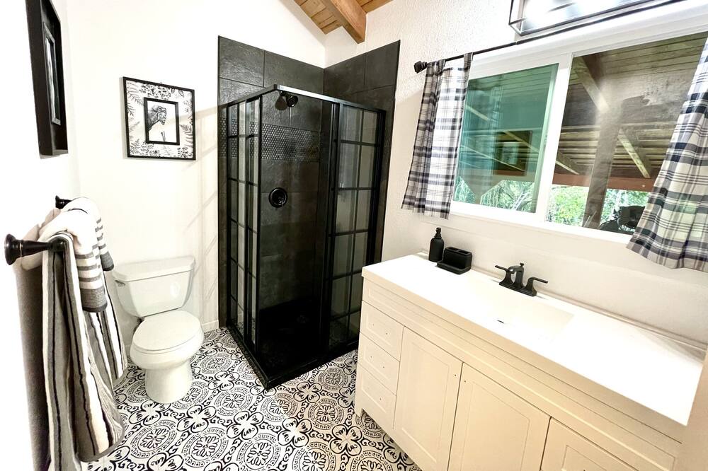 Photo of Bathroom in Naalehu