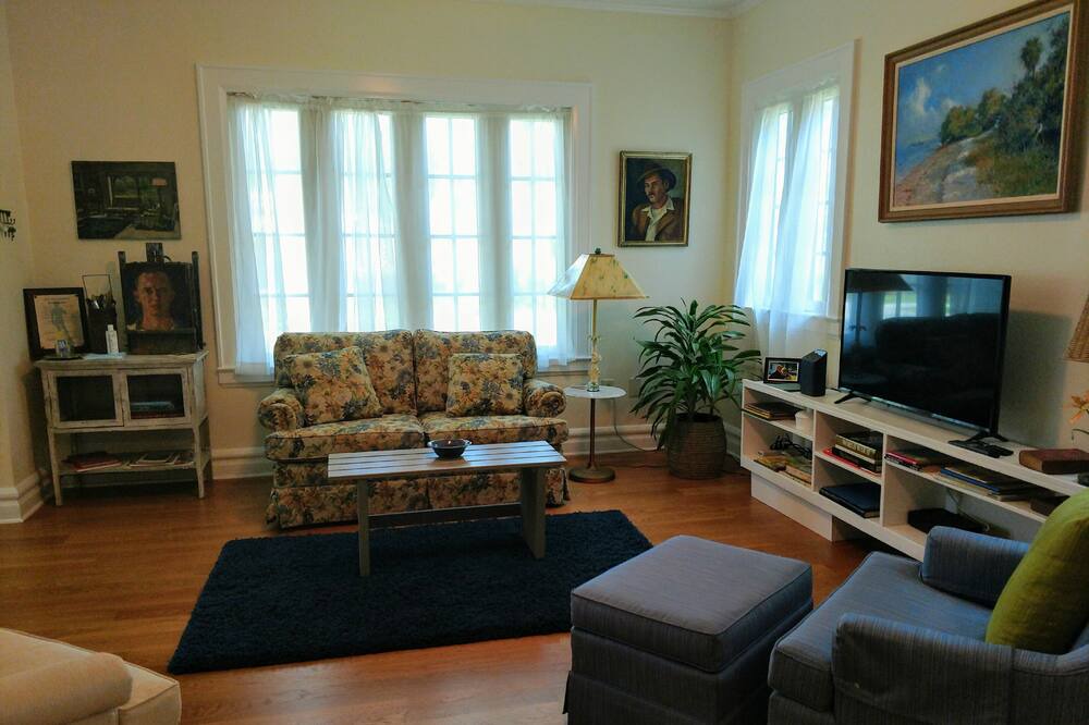Photo of Livingroom in Gillespie Park