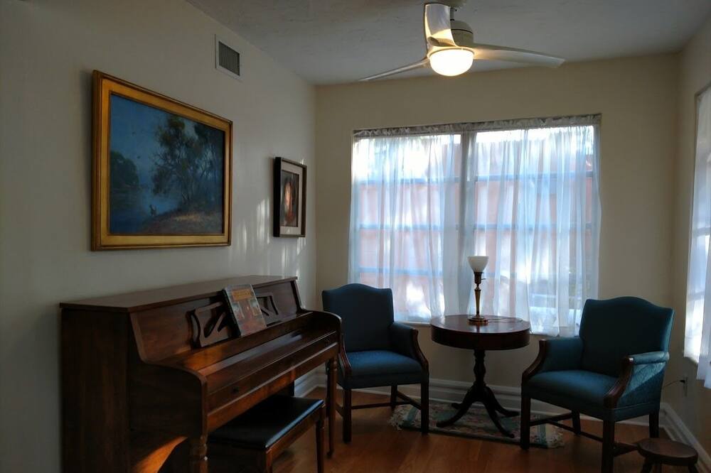 Photo of Livingroom in Gillespie Park